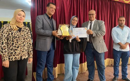 وكيل وزارة التربية والتعليم بقنا يكرم أوائل الثانوية العامة 