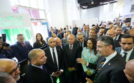 وزير التموين  يتفقد جناح البريد في معرض اهلا مدارس.. ويشيد بالخدمات البريديه المقدمة للمواطنين