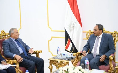 ضمن فاعليات مبادرة “بداية جديدة” .. محافظ قنا ومدير صندوق مكتبات مصر العامة يبحثان سبل تنفيذ قوافل متنقلة بالقرى والنجوع