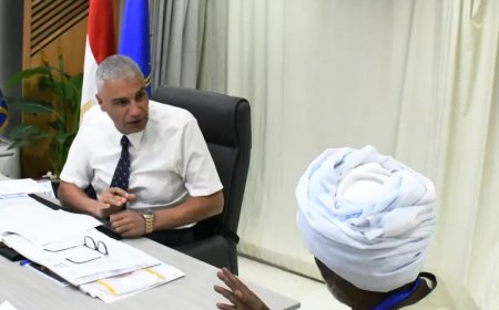 محافظ أسوان يواصل لقاءته الأسبوعية بتلبية مطالب وإحتياجات 90 مواطنا ومواطنة