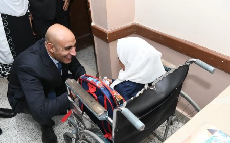 “قعد لها على الأرض”.. وزير التعليم لطالبة الكرسي المتحرك: “لو محتاجة حاجة قوليلي”
