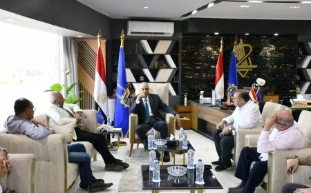 أثناء لقاءه برئيس الهيئة العامة للطرق والكبارى .. محافظ أسوان يستعرض أوجه التعاون المشترك لإستكمال تنفيذ المشروعات بقرى المبادرة الرئاسية ” حياة كريمة “