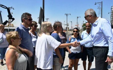 محافظ أسوان يلتقى بأحد الأفواج السياحية ، ويهدى لهم هدايا تذكارية ،