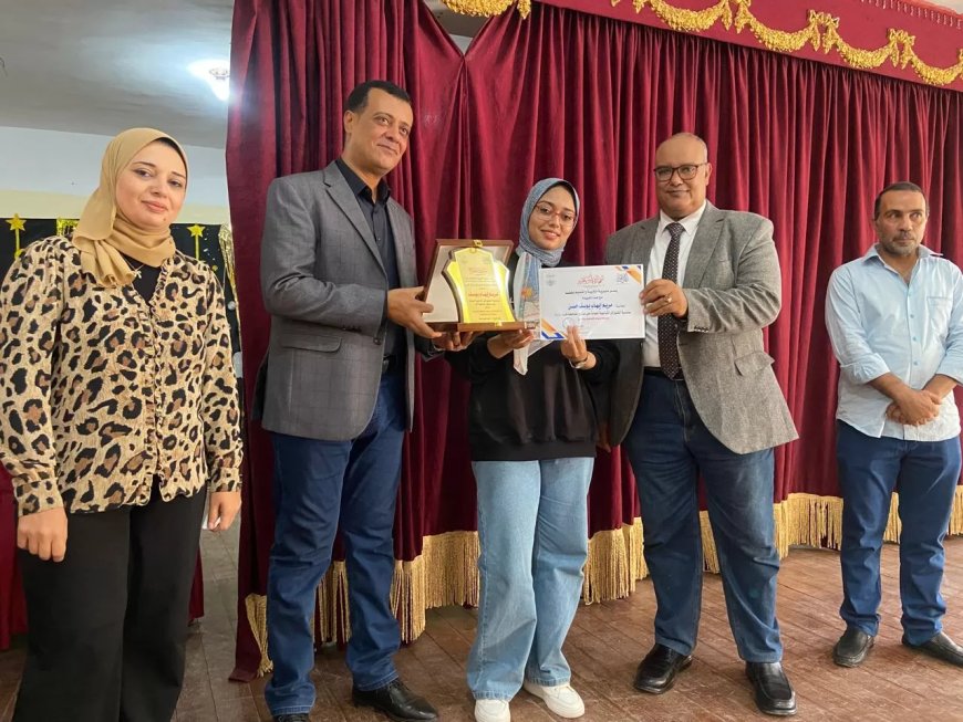 وكيل وزارة التربية والتعليم بقنا يكرم أوائل الثانوية العامة 