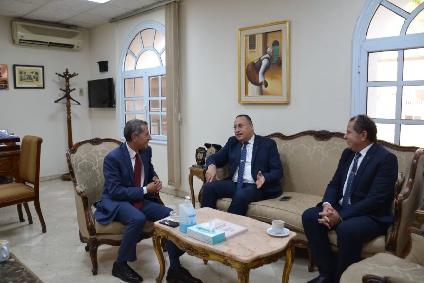 رئيس جامعة الإسكندرية يوقع بروتوكول للتعاون مع معهد الدراسات الدبلوماسية بوزارة الخارجية المصرية