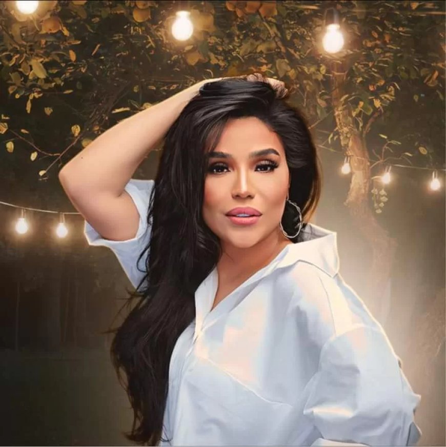 أمينة ترد على منتقدى تصرفها مع أحد العاملين في فرقتها