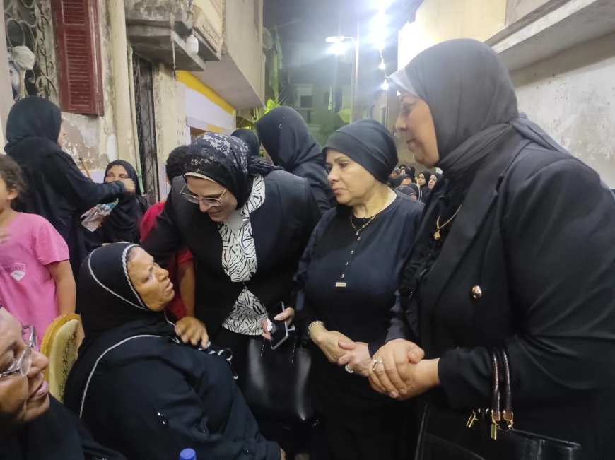 قومي للمرأة بمحافظة الشرقية يزور والدة المتوفين فى حادث قطاري الزقازيق لتقديم واجب العزاء والمساندة اللازمة