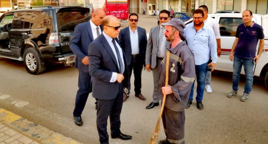 فى لفتة إنسانية.. محافظ كفر الشيخ يكافئ أحد عمال النظافة بميدان الـ 47 خلال جولته الميدانية