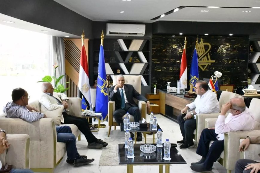 أثناء لقاءه برئيس الهيئة العامة للطرق والكبارى .. محافظ أسوان يستعرض أوجه التعاون المشترك لإستكمال تنفيذ المشروعات بقرى المبادرة الرئاسية ” حياة كريمة “