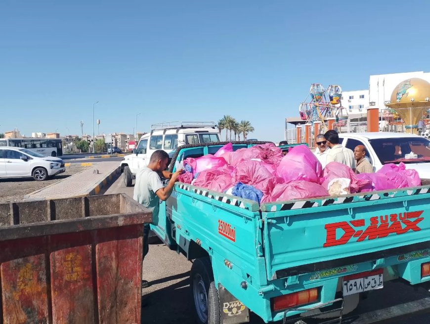 موجهاً بإحالة السائق للنيابة العامة.. محافظ البحر الأحمر يعلن ضبط سيارة نقل تلقي مخلفات طبية بصناديق القمامة 