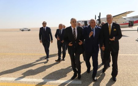 احتفالًا بالعيد القومي ال ٦٥ ... محافظ الوادي الجديد يستقبل وفدًا من المحافظين والقيادات التنفيذية السابقين