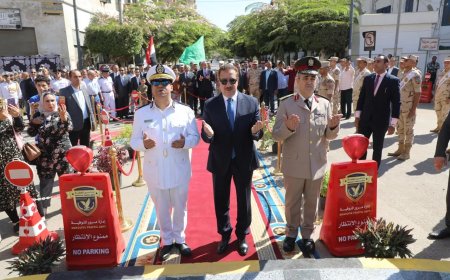 محافظ المنوفية يضع إكليلاً من  الزهور على النصب التذكاري.. ويؤكد: هذا النصر سيظل شاهداً على قوة وعزيمة الإرادة المصرية