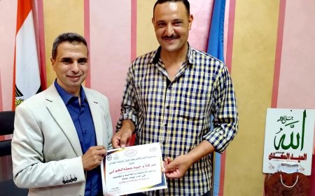 وكيل تعليم كفر الشيخ يكرم موظف الأمن لإعادته مبلغ 45 ألف جنيه عثر عليه أثناء عمله