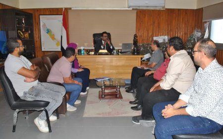 وكيل وزارة الصحة بسوهاج يستقبل لجنة من الإدارة العامة لصحة البيئة وإدارة الحوكمة والمراجعة الداخلية بالوزارة