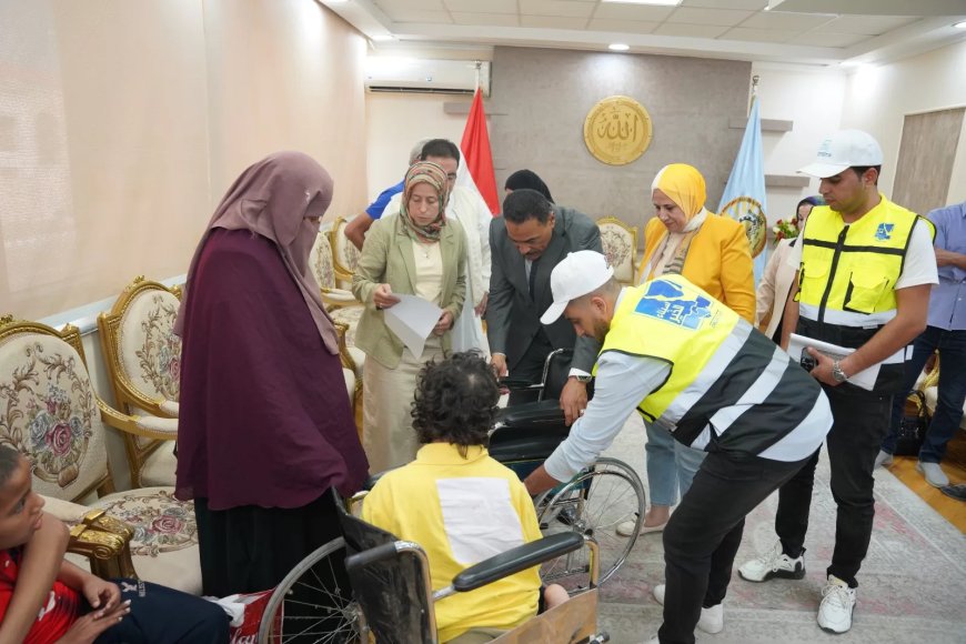 تسليم ١٠  أجهزة تعويضية     لعدد من ذوى القدرات والهمم بمطروح