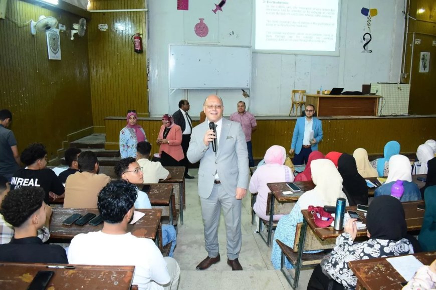 رئيس جامعة سوهاج يتفقد سير  المحاضرات العلمية ويوجه الطلاب بالمشاركة في الفعاليات والأنشطة التي تنفذها الجامعة في إطار مبادرة “بداية”
