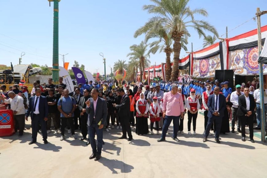 ضمن احتفالات المحافظة بعيدها القومي.. محافظ الوادي الجديد ووفد المحافظين السابقين يشهدون "موكب الزهور"