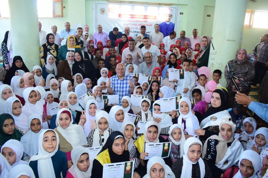 *ضمن فعاليات مبادرة “بداية”.. رئيس جامعة سوهاج يكرم ٢٠٠٠ طفل من حفظة القرآن بمدرسة القرآن الكريم بالصلعا..ويؤكد ماشهدته من جمال التلاوة يدعو للفخر بأطفال المستقبل