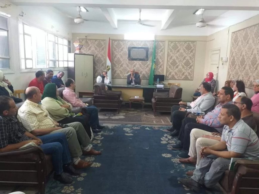 مدير  إدارة المنيا التعليمية الجديد يعقد اجتماعا  مع الموجهين الأوائل لمناقشة خطة عمل المرحلة المقبلة.