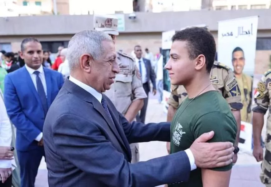 رئيس الأكاديمية العربية يكرم نجل الشهيد البطل “أحمد منسي” في احتفالية عيد الكرامة 