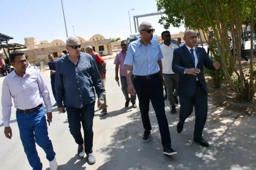 محافظ أسوان يتابع ميدانياً إنتظام حركة التجارة والسفر بميناء قسطل البرى على الحدود المصرية السودانية