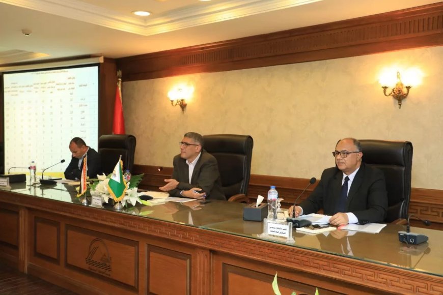 محافظ الجيزة يتابع مستجدات العمل بملفات التصالح في مخالفات البناء وتقنين أراضي أملاك الدولة