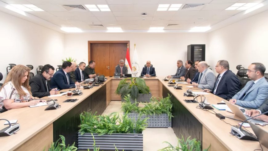 تنفيذالتوجيهات الرئيس..            وزيرا الرى والسياحة  ومدير عام جهاز مشروعات أراضى القوات المسلحة يتابعون إجراءات التعامل مع طرح النهر من شبرا حتى حلوان ..        إلزام المنشآت السياحية بكافة المعايير والإشتراطات .. للحفاظ على مجرى النيل