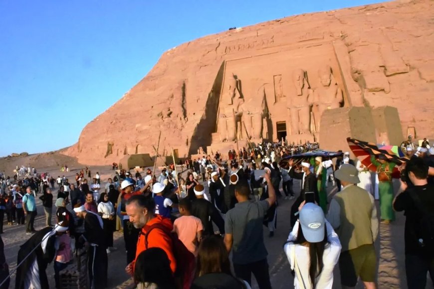 بحضور  4 ألاف سائح وزائر .. محافظ أسوان يشهد إحتفالية تعامد على وجه الملك رمسيس الثانى بمدينة أبو سمبل السياحية
