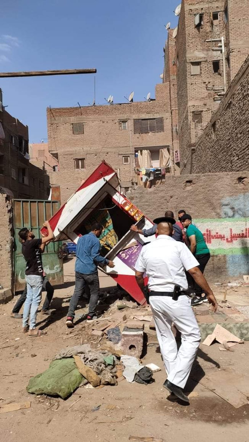 محافظة الجيزة تزيل 57 كشكا وفاترينة بالمخالفة.. تمهيداً لأعمال التطوير والرصف بحي إمبابة