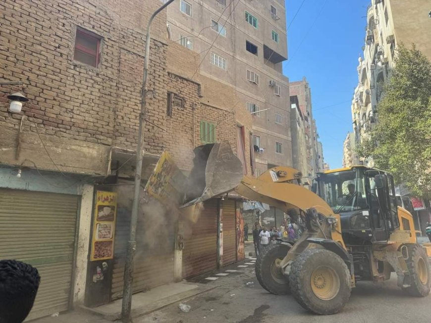 بالصور- أكبر حملة إشغالات بالجيزة | إزالة تعديات المحال التجارية والباعة الجائلين من الطريق العام بفيصل