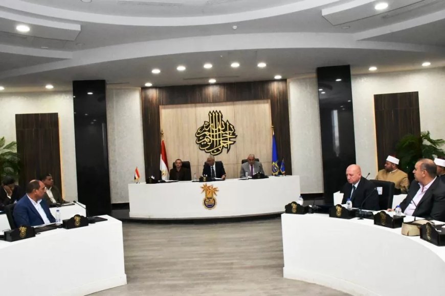 محافظ أسوان يوجه بالإسراع بمعدلات إنجاز طلبات التقنين .. وإدارج الغير جادين ضمن موجات إزالة التعديات
