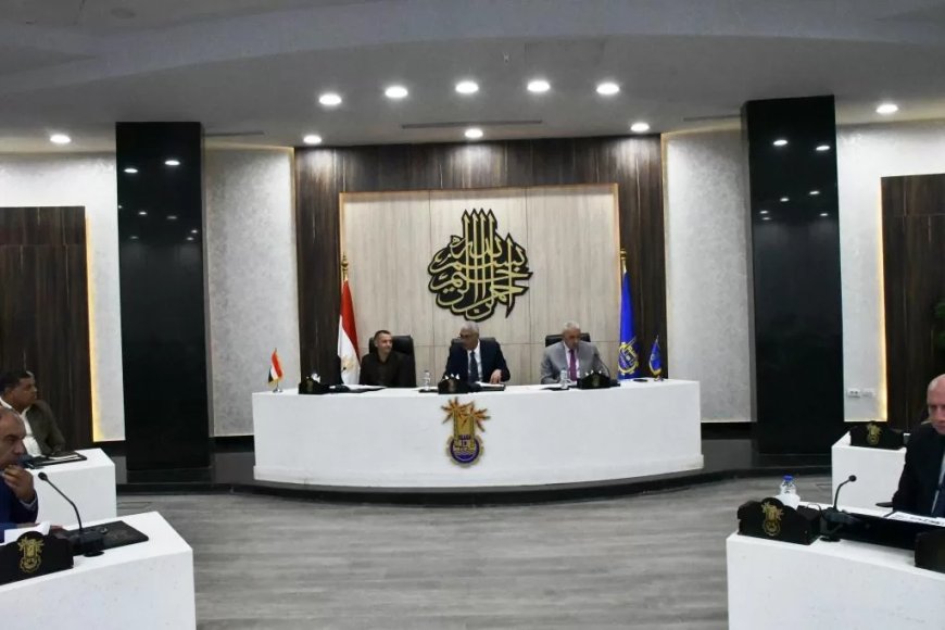 محافظ أسوان يوجه لتكاتف الجهود للتعامل مع أي أمطار أو سيول وتحديد أماكن الأيواء والتجمعات المؤمنة لتعريف المواطنين بها
