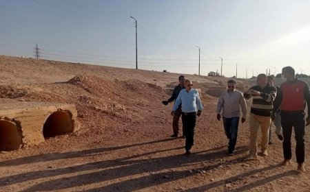 رئيس مدينة مطاي يتفقد مخرات السيول للاطمئنان على جاهزيتها لموسم الأمطار