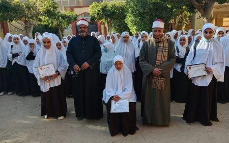 معهد فتيات أولاد نجم بنجع حمادي يكرم الطالبة عائشة محمد عبدالرحيم لحفظها القرآن الكريم كاملا