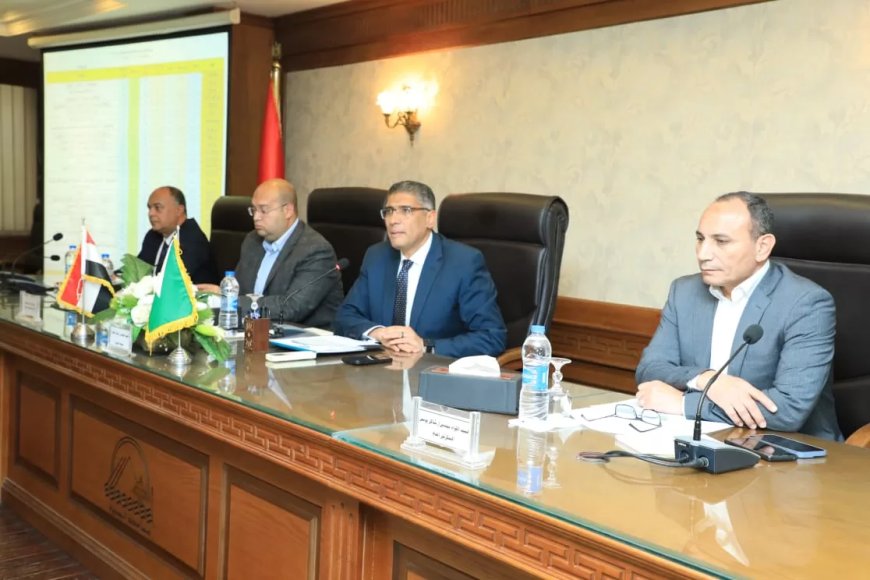 محافظ الجيزة يترأس الاجتماع الدوري مع رؤساء الأحياء للوقوف علي انتظام العمل بملف التصالح في مخالفات البناء