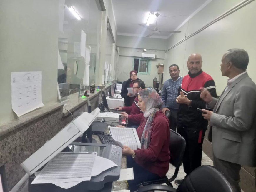 السكرتير  المساعد لبني سويف  يتفقد انتظام العمل في ملف التصالح في الفترة المسائية أيام العطلات خلال زيارته للمراكز التكنولوجية  