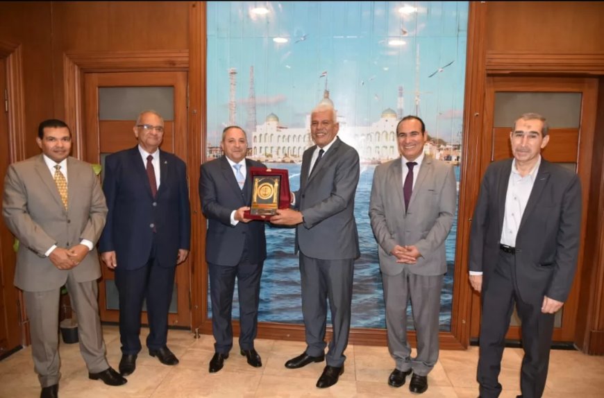 نقيب الزراعيين يهدي بورسعيد 2000 شجرة مثمرة لزراعتها في المدارس والمنشآت الحكومية 