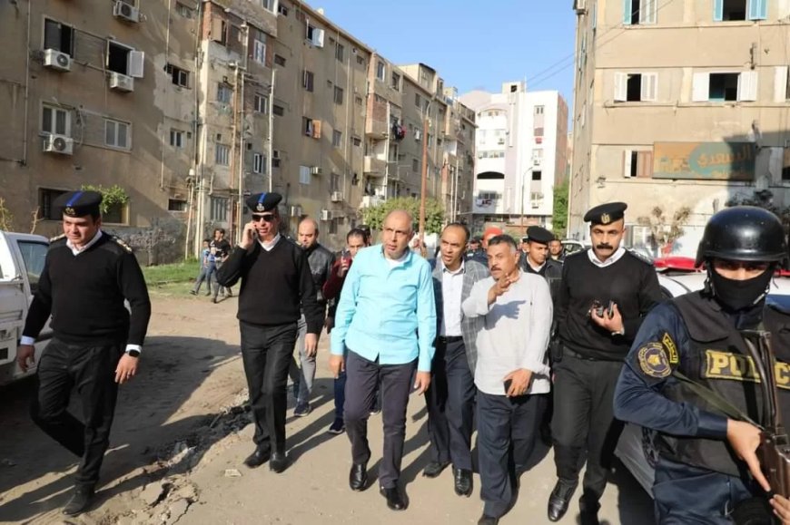 محافظ المنيا يتابع التزام المحلات التجارية بعدم التعدي على الأرصفة