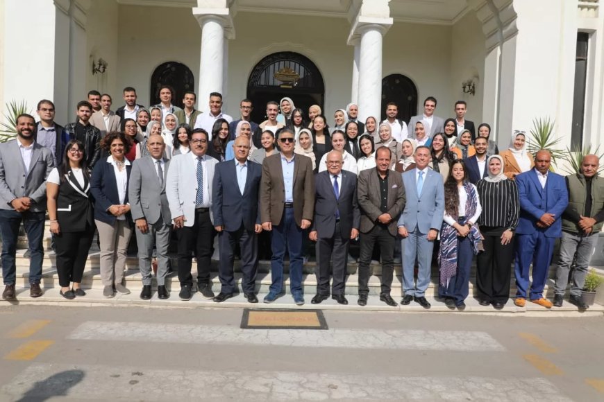 محافظ الجيزة يلتقي بطلاب كلية الفنون الجميلة جامعة الإسكندرية للحديث حول مشروع تخرجهم “تنمية مركز البدرشين”