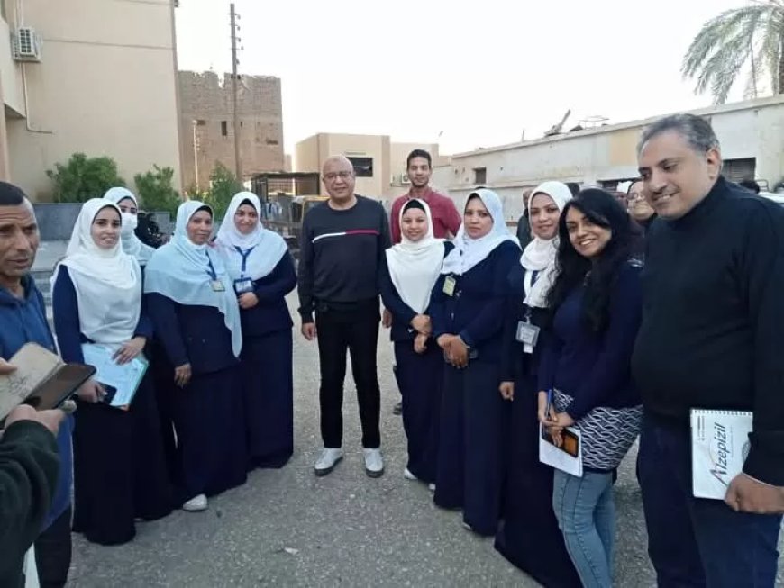 وكيل وزارة الصحة بقنا يجري جولة تفقدية في مستشفى فرشوط المركزي ويكافئ الفريق الطبي