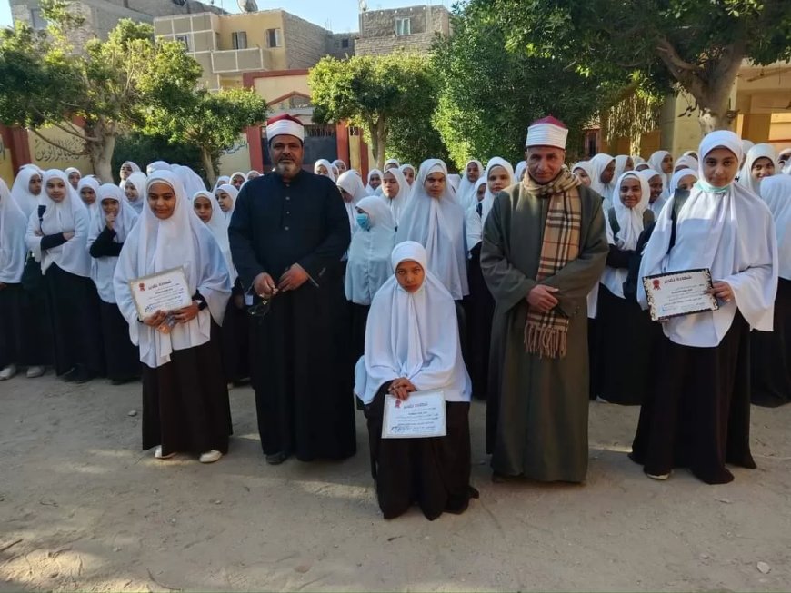 معهد فتيات أولاد نجم بنجع حمادي يكرم الطالبة عائشة محمد عبدالرحيم لحفظها القرآن الكريم كاملا