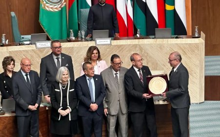 إهداء درع لذكرى عائشة نور إزجى  فى اليوم العالمي للتضامن مع فلسطين‎