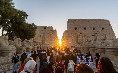 آلاف الزائرين والسائحين رصدوا تعامد تعامد الشمس بمعبد الكرنك..  الظاهرة تحدث فى 21 ديسمبر سنويا ..مع بداية فصل الشتاء رسمياً