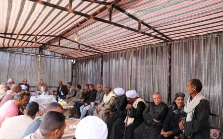 على مقهى شعبى .. محافظ أسوان يلتقى بأهالى قرى إدفو .. ويستجيب لمطالبهم