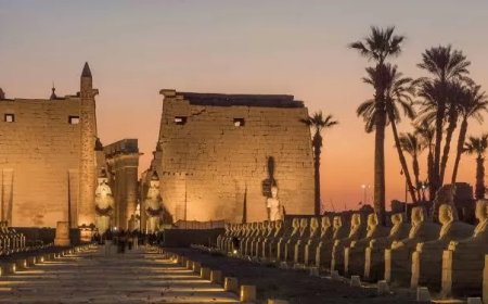 الصحافة العالمية تختار الأقصر والمتحف المصرى الكبير ضمن أفضل 50 وجهة سياحية  للسفر ..           مجلة الترفيه الأمريكية : مدينة المعابد ..متعة وإثارة ورحلات نيلية..            التليجراف  البريطانية :أكبر متحف أثرى في العالم يعرض الحضارة المصرية القديمة..والمجموعة الكاملة للملك الذهبى توت عنخ آمون