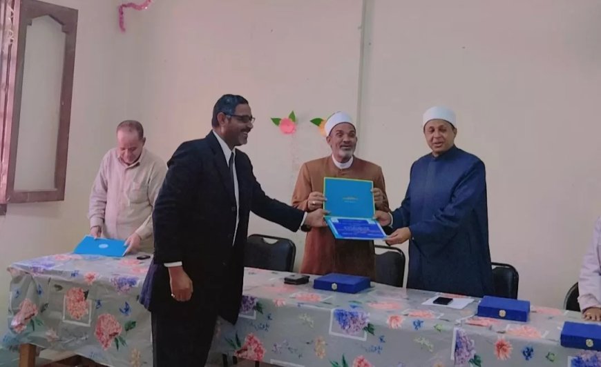 وكيل وزارة الأزهر بالبحر الأحمر يكرم المشاركين في المشروع الوطني للقراءة