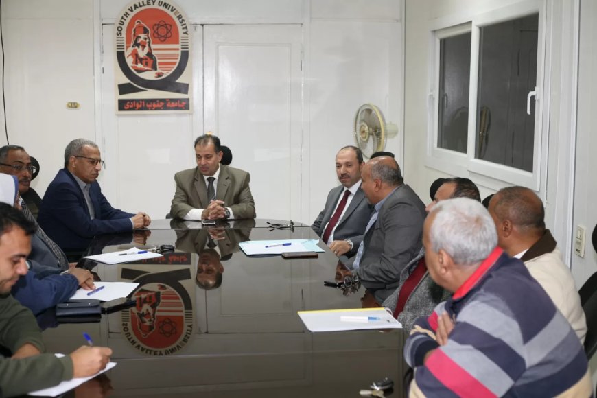 رئيس جامعة جنوب الوادى يناقش انشاء مركز الاوراق الثبوتية بالجامعة