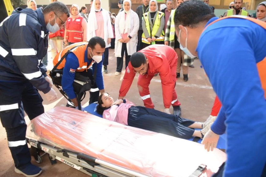 تنفيذ سيناريو افتراضي لإخلاء مدرسة هشام شتا بالجيزة نتيجة حدوث هزة أرضية وحريق (صور)