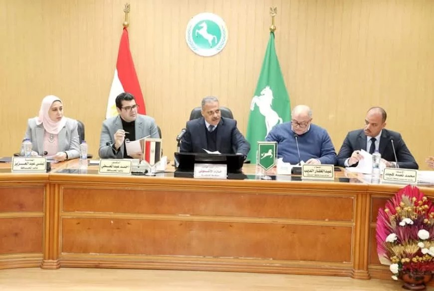 لبحث ومناقشة الطلبات المقدمة من المستثمرين.. محافظ الشرقية يترأس إجتماع مجلس إدارة المناطق الصناعية