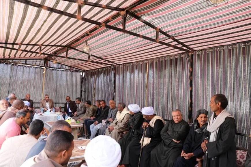 على مقهى شعبى .. محافظ أسوان يلتقى بأهالى قرى إدفو .. ويستجيب لمطالبهم